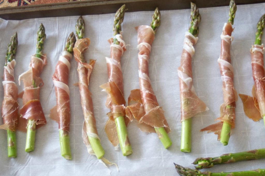 Roasted asparagus wrapped in Prosciutto from potsandplanes.com