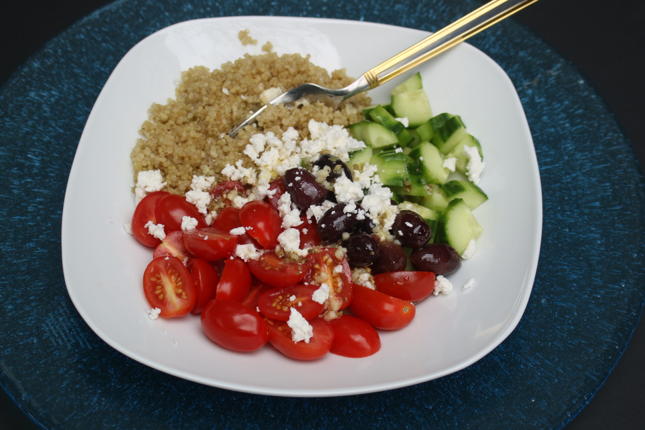 quinoa greek salad potsandplanes.com