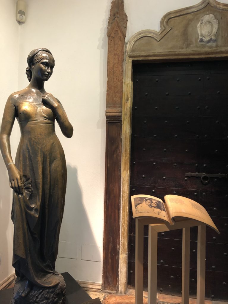 juliets statue inside museum