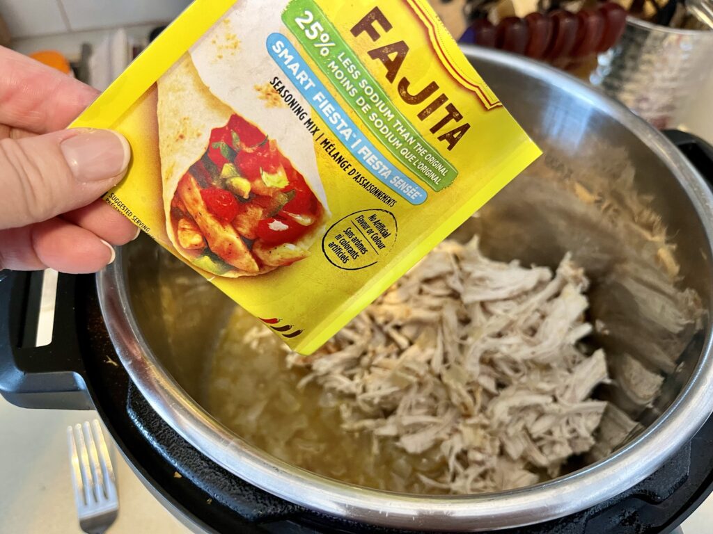 Instant Pot Chicken Fajitas potsandplanes.com